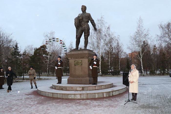 Церемония возложения цветов к памятнику М. Габдуллина «Батырға тағзым»