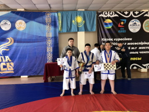 Кеңес Одағының батыры, академик, жазушы, қоғам қайраткері  Мәлік Ғабдуллин жүлдесі үшін қазақ күресінен турнир